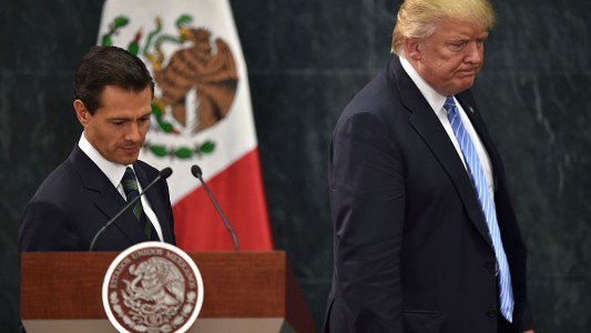 Donald Trump mantuvo en México su propuesta de construir un muro fronterizo