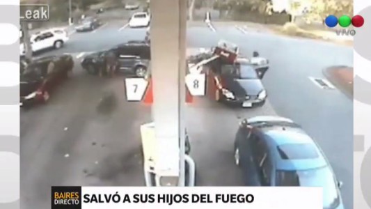Video: una madre rescató a sus hijos de morir quemados