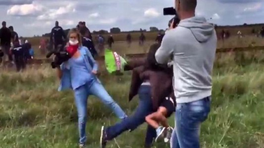 La periodista húngara que le pegó a refugiados puede ir hasta cinco años presa