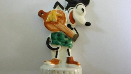 Hallan juguete de Mickey de un nene que estuvo en Auschwitz