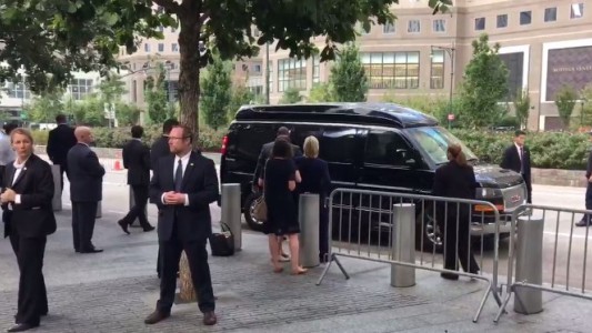 El momento del desmayo de Hillary Clinton tras el acto del 11S