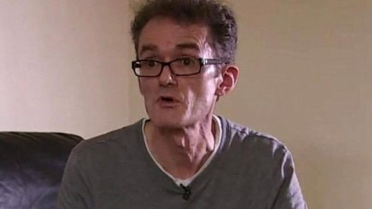 Un inglés se opera a sí mismo por temor a morir esperando un turno