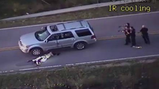 Conmoción en Estados Unidos: la policía mató a un hombre negro desarmado al que se le había roto el auto