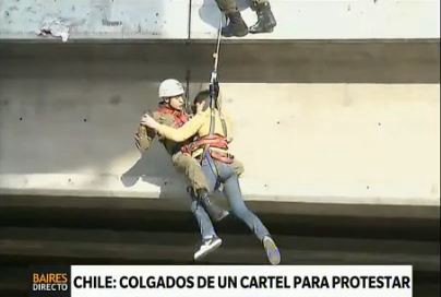 Rescata a manifestantes que se colgaron de un puente en Chile