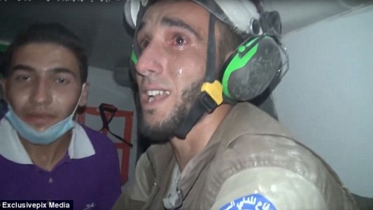 Video estremecedor: el llanto del rescatista al salvar a un bebé atrapado entre los escombros de Aleppo