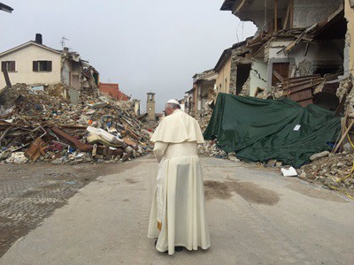 El papa visitó Amatrice, la ciudad devastada por el terremoto en Italia