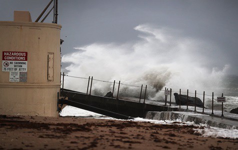 El huracán Matthew se debilita y apenas tocaría la costa de Florida