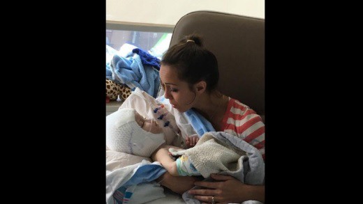 Emoción: Madre de los gemelos separados, le hace upa a uno de ellos por primera vez