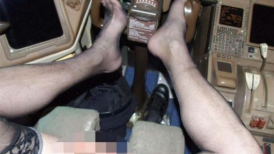 Piloto se desnudó en pleno vuelo para tomarse selfies y mirar revistas pornográficas