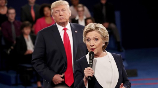 Donald Trump afirma que Hillary Clinton está protegida por un sistema "totalmente arreglado"