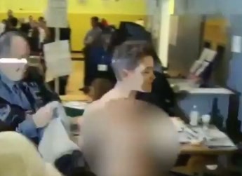 Dos mujeres mostraron sus pechos para protestar contra Donald Trump en el momento en que votaba