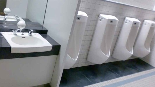 Polémica en Italia por una empresa que obliga a los empleados a ir juntos al baño