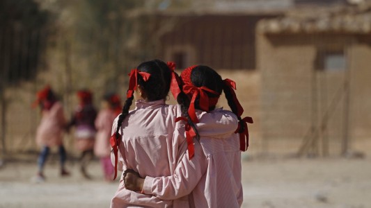 Sudáfrica: buscan a un hombre que envenenó con golosinas a unos 60 chicos en tres escuelas