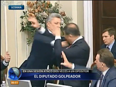 A las trompadas en plena sesión parlamentaria