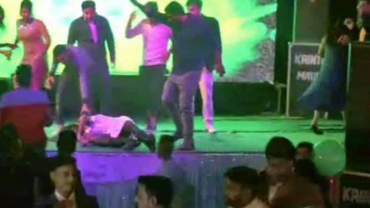 No los dejaban subir al escenario en una fiesta y mataron a una bailarina en pleno acto