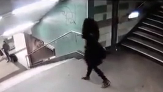 Video: Una mujer es salvajemente agredida en un subte de Berlín
