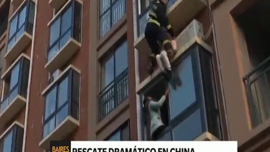 Dramático rescate de una mujer en China