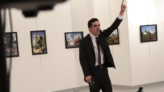 El escalofriante relato del fotógrafo que capturó el asesinato del embajador ruso