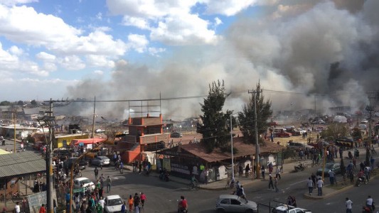 Video: explosión en un mercado de pirotecnia