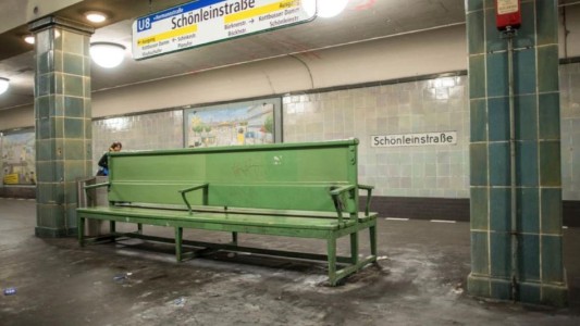 Intentaron quemar vivo a un indigente en el subte de Berlín