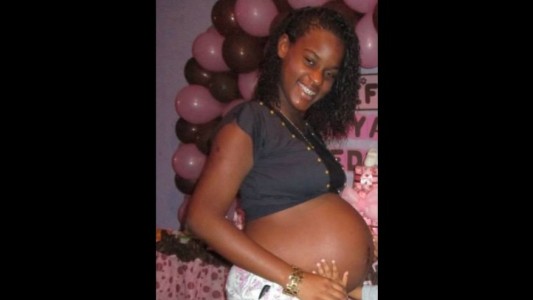 Pareja secuestró y asesinó a una embarazada para robarle el bebé