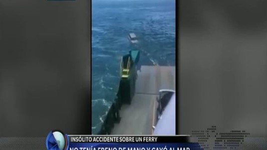 Australia: Un auto cayó al mar desde un ferry