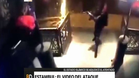 Video: El preciso momento del ataque en el boliche de Estambul