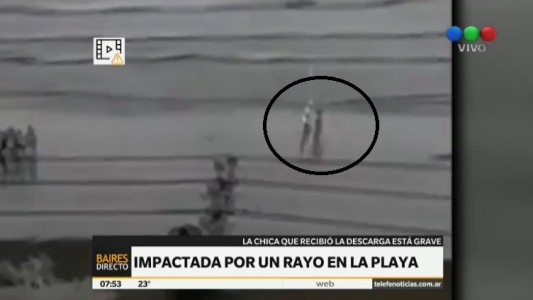 Video: el momento exacto en el que un rayo impactó a una chica en una playa de Brasil