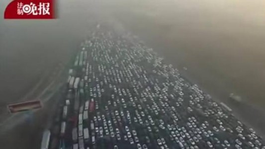 Video espectacular: así es una congestión de tránsito en una autopista de 50 carriles de China