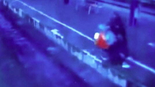 Video: un tren casi embiste a un auto