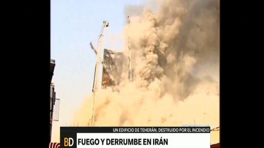 Fuego y derrumbe en un centro comercial de Irán