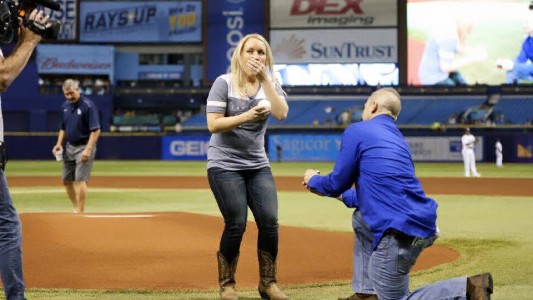 Se comprometió con el médico que la salvó luego de que su exnovio la apuñaló 32 veces