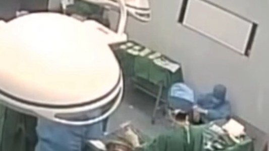 Médico se desploma en el quirófano luego de llevar 48 horas seguidas trabajando