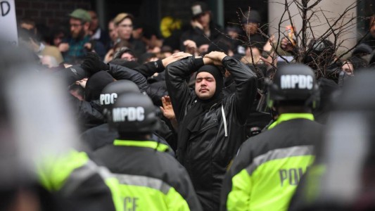 Detuvieron a unas 90 personas en protestas contra la investidura de Trump