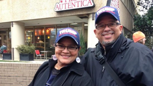 Es latina, votó a Trump y se postula como voluntaria para construir el muro con México