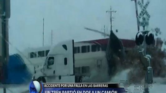 Un tren partió en dos a un camión