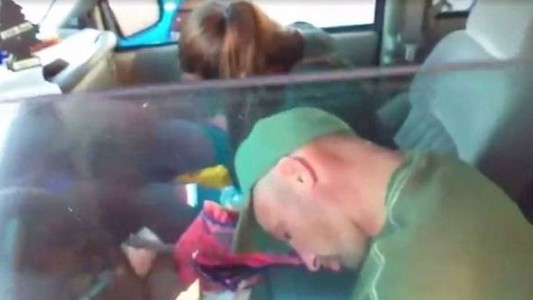 Filman a padres adictos a la heroína con sus bebés en el auto
