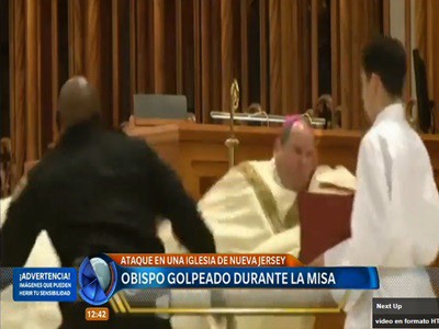 Un hombre le dio una trompada a un obispo en medio de la misa