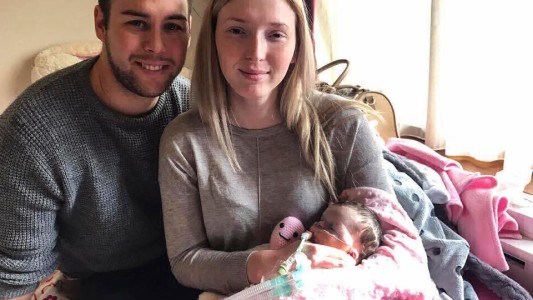 Una pareja inglesa sufrió la muerte de su hija recién nacida y pidieron pasar tiempo con el cuerpo en su casa para despedirse