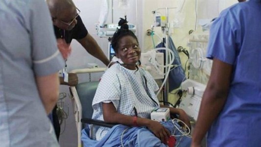 Una mujer nigeriana le impidieron dar a luz en Estados Unidos y tuvo cuatrillizos en Londres