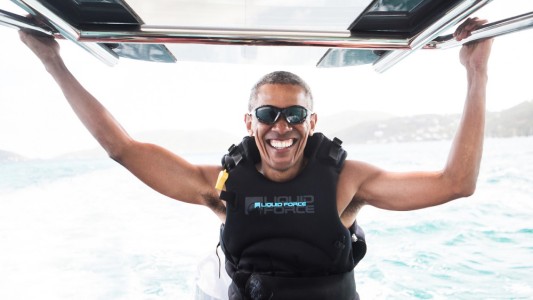 Obama se relaja en el Caribe e intenta hacer kite surf
