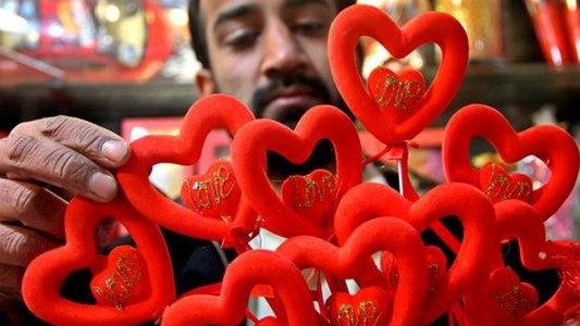 Prohíben celebrar el "Día de los Enamorados" en Pakistán