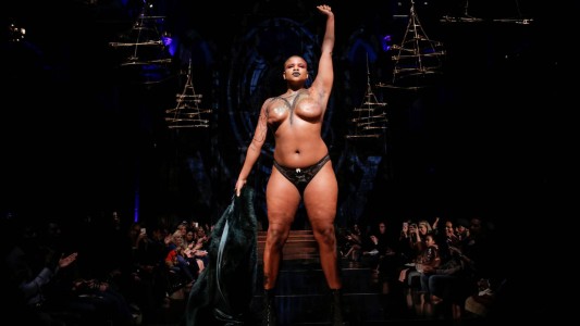 Sobrevivientes del cáncer de mama desfilan en Nueva York