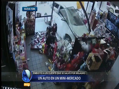 Un auto en un minimercado y un gran susto