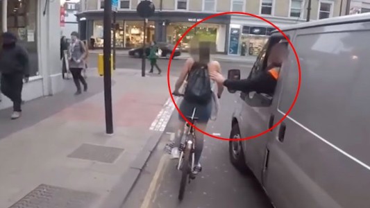 Video: así fue la valiente reacción de una ciclista ante el acoso de un conductor