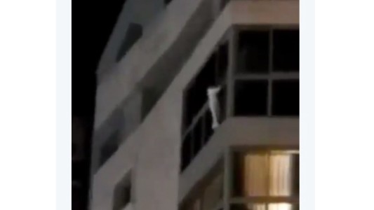 Desesperación por una niña de cinco años que quedó colgada de un balcón en un séptimo piso