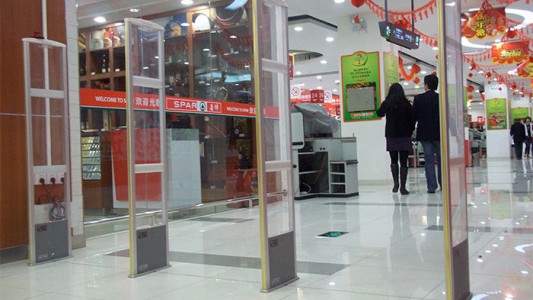 Cayó banda que robaba con ropa que desactivaba alarmas de seguridad