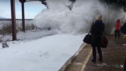 Ola polar en Nueva York: un tren entró a una estación y tapó de nieve a los pasajeros