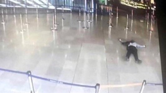 Mataron a un hombre que intentó sacarle el arma a un militar en el aeropuerto de Orly en Francia
