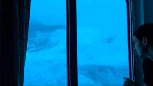 Video terrorífico: así se vive en un crucero bajo una tormenta con olas de 9 metros